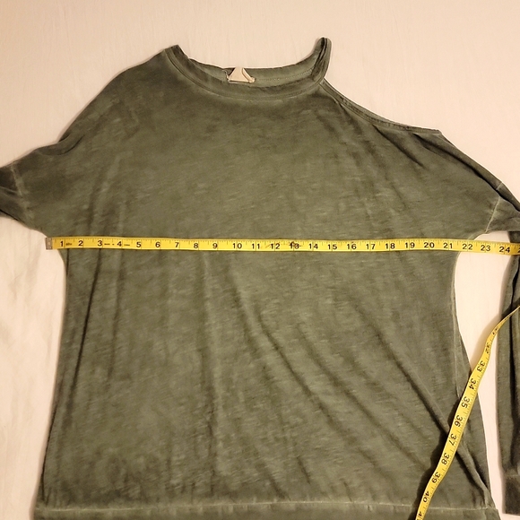 Long sleeve cold shoulder top - Picture 2 of 3